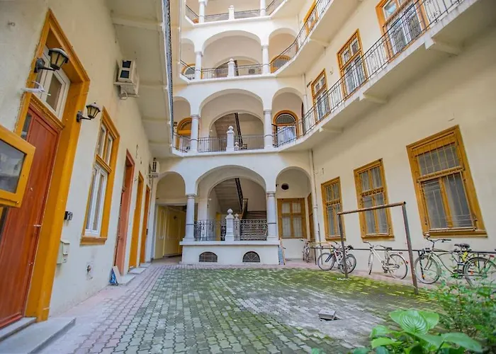 Cute Gallery Flat In Dob Str, Mars